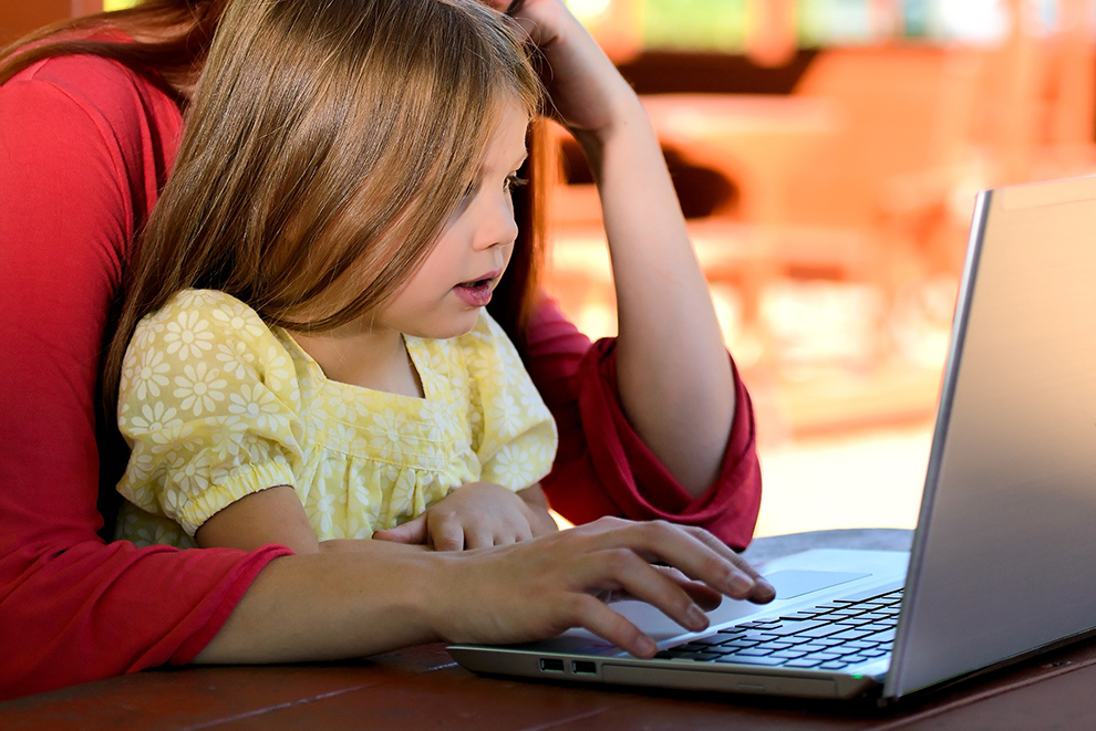 niña aprendiendo con su mamá